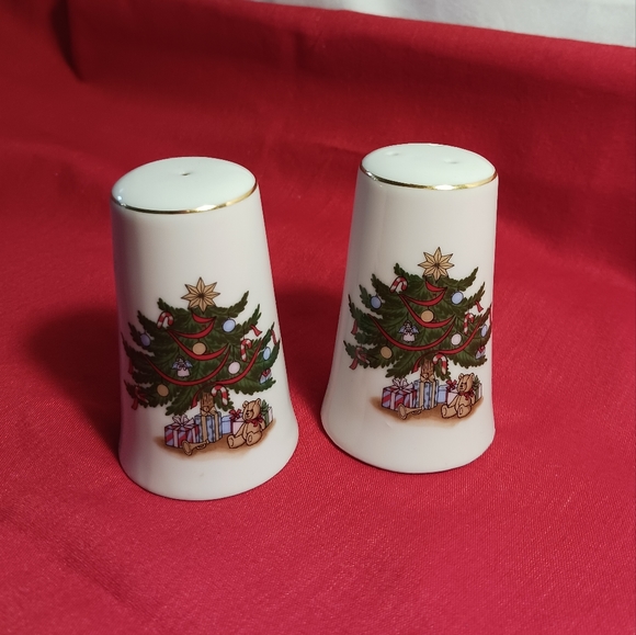 Christmas Sanyei Japanese Salt and Pepper Shakers - Picture 1 of 7